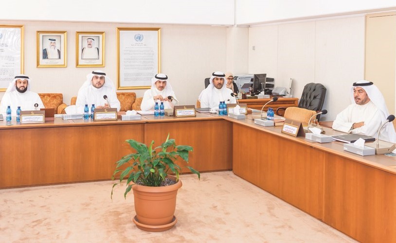 علي الدقباسي وفراج العربيد وعبدالوهاب البابطين ود.عبدالكريم الكندري وعبدالله فهاد خلال الاجتماع﻿