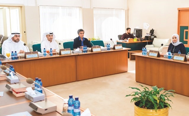 مريم العقيل وصفاء الهاشم واحمد الفضل واسامة الشاهين خلال اجتماع لجنة الأولويات﻿