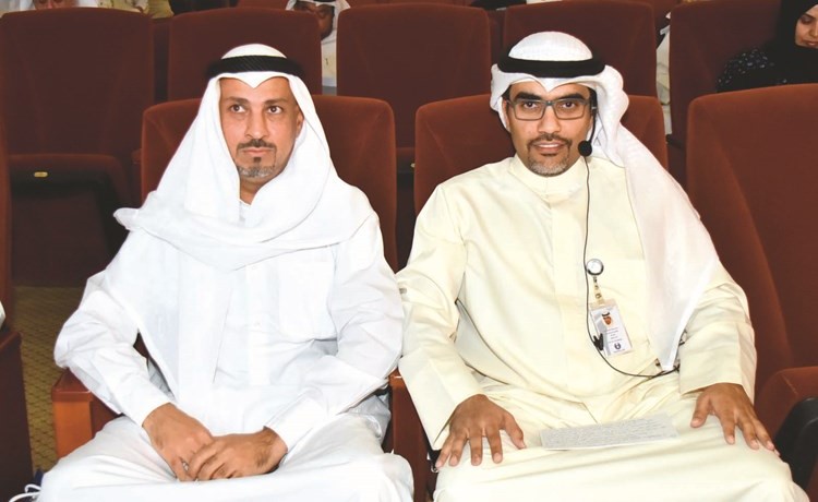 سالم العلي وصالح التنيب خلال الورشة        (محمد هنداوي)﻿