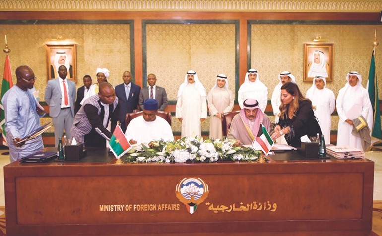 الشيخ صباح الخالد خلال توقيع اتفاق التعاون مع نظيره في بوركينا فاسو ﻿