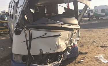 الباص وقد تهشمت مقدمته ﻿