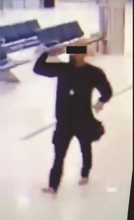 مراحل دخول المواطن للمطار عبر صالة القادمين وهو يضع السلاح على مقربة من رأسه﻿