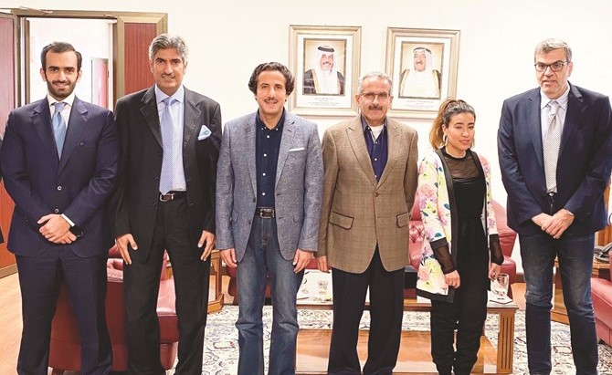  الشيخ مبارك الدعيج والسفير الشيخ عزام الصباح مع أعضاء السلك الديبلوماسي﻿