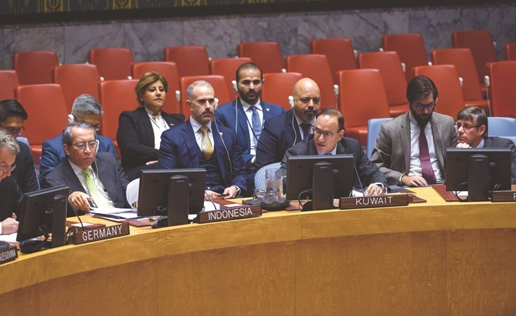 السفير منصور العتيبي يلقي كلمة الكويت خلال الجلسة﻿