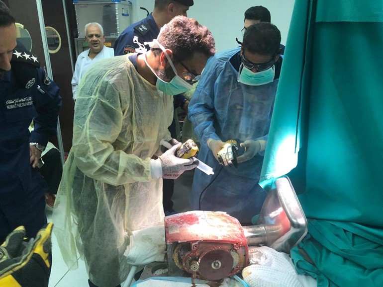 رجال الإطفاء نجحوا في اخراج يد طفل انحشرت في فرامة لحم بعد محاولات استمرت لمدة 6 ساعات