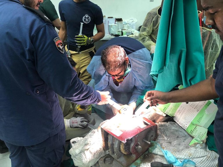 رجال الإطفاء نجحوا في اخراج يد طفل انحشرت في فرامة لحم بعد محاولات استمرت لمدة 6 ساعات