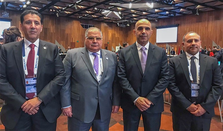 السفير الاسترالي منذر العيسى مع الوفد الكويتي خلال المؤتمر