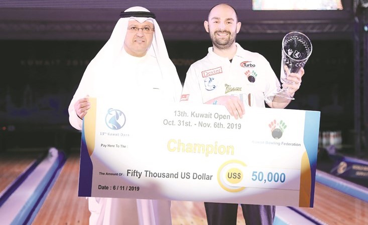 الشيخ طلال المحمد يقدم المكافأة المالية لبطل الكويت المفتوحة للبولينغ دومينيك باريت﻿
