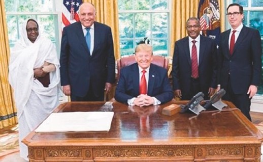 ترامب متوسطا وزراء خارجية مصر وإثيوبيا والسودان ووزير الخزانة الأميركي﻿
