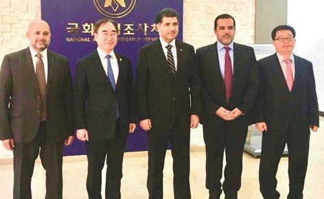 د.عودة الرويعي ومشعل العنزي يتوسطان بعض المشاركين﻿