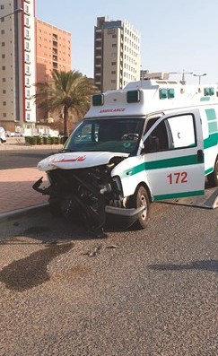 سيارة الإسعاف وقد تهشمت مقدمتها﻿