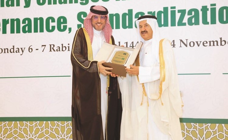 عبدالحكيم الخياط يتسلم درع التكريم﻿