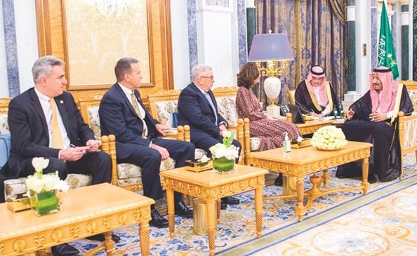 خادم الحرمين الملك سلمان بن عبدالعزيز مستقبلا مديرة وكالة الاستخبارات المركزية الأميركية جينا هاسبل أمس	 (واس)﻿