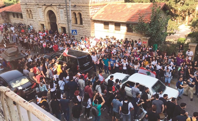 تظاهرة طلابية تنتقل من شارع الحمراء الى شارع بلس في راس بيروت	(محمود الطويل)﻿