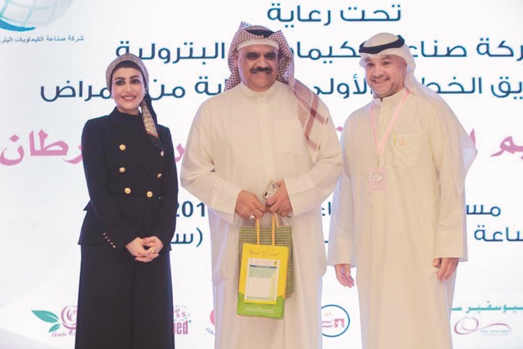 بدر الفضلي وعبير معرفي يكرمان الفنان داود حسين﻿