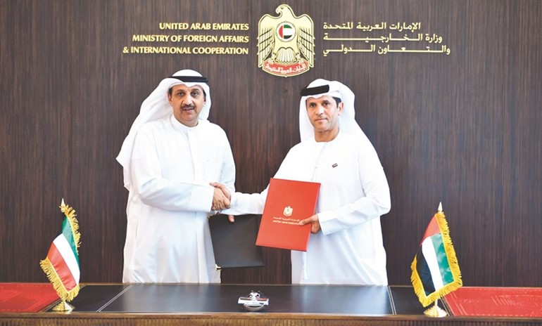 مساعد وزير الخارجية للشؤون القنصلية سامي الحمد مع رئيس الوفد الإماراتي المشارك في الدورة د. خالد المزروعي﻿