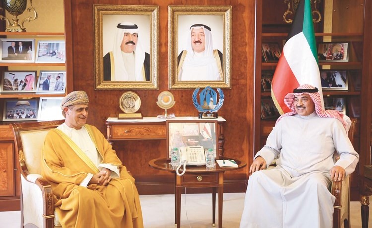 الشيخ صباح الخالد اثناء استقباله السفير العماني	﻿