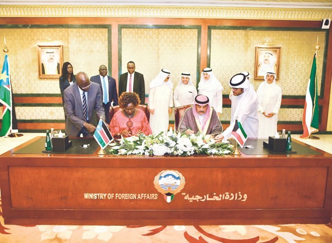 الشيخ صباح الخالد خلال توقيع الاتفاقية بين الكويت وجنوب السودان﻿