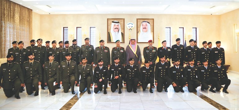 الشيخ صباح الخالد والفريق الركن محمد الخضر والفريق الركن عبدالله النواف مع الضباط المرقين﻿