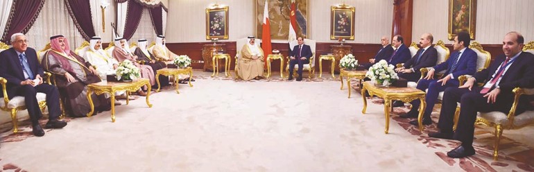 الرئيس المصري عبدالفتاح السيسي مستقبلا العاهل البحريني الملك حمد بن عيسى آل خليفة بقصر الاتحادية مساء امس﻿