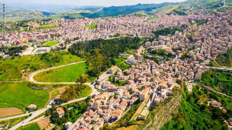 بالصور.. بلدة إيطالية توفر المنازل مجاناً لجذب سكان جدد
