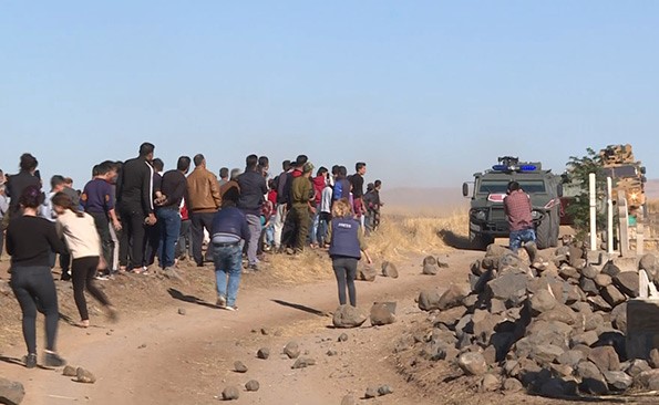 متظاهرون أكراد يرشقون دورية روسية تركية بالحجارة في شمال شرق سورية