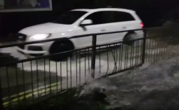 شاهد ماذا حصل لسيارة حاول سائقها اقتحام مياه فيضان