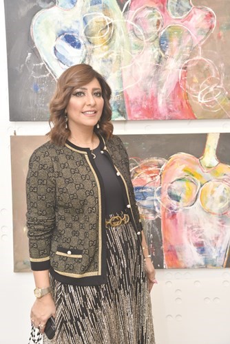 شيماء أشكناني مع إحدى لوحاتها﻿