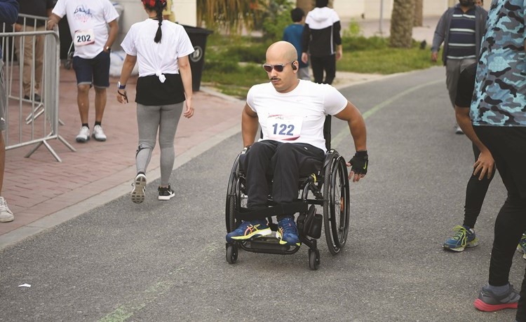مشارك في السباق من ذوي الاحتياجات الخاصة ﻿