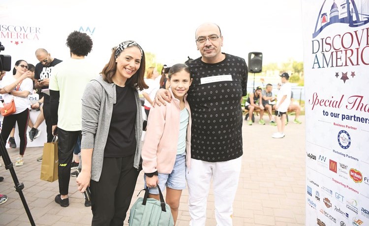 المسؤولة الإعلامية لدى السفارة الأميركية رشا البديري وابنتها مع الزميل أسامة دياب ﻿