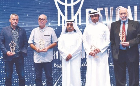رئيس المهرجان جاسم محمد يتوسط أعضاء لجنة التحكيم	(متين غوزال)﻿