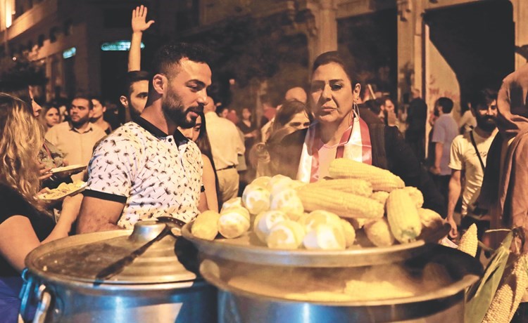 بالفيديو.. باعة متجولون.. وجدوا مصدر رزق في تظاهرات بيروت