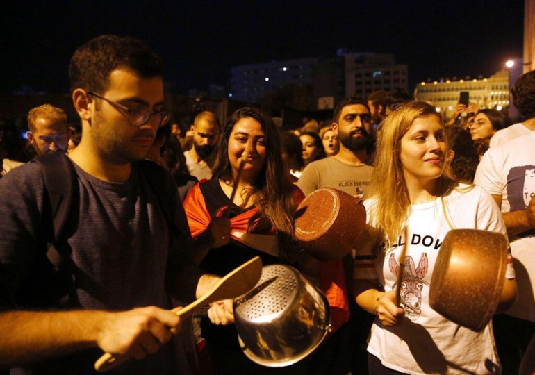 اللبنانيون يواصلون احتجاجاتهم بقرع "الطناجر"
