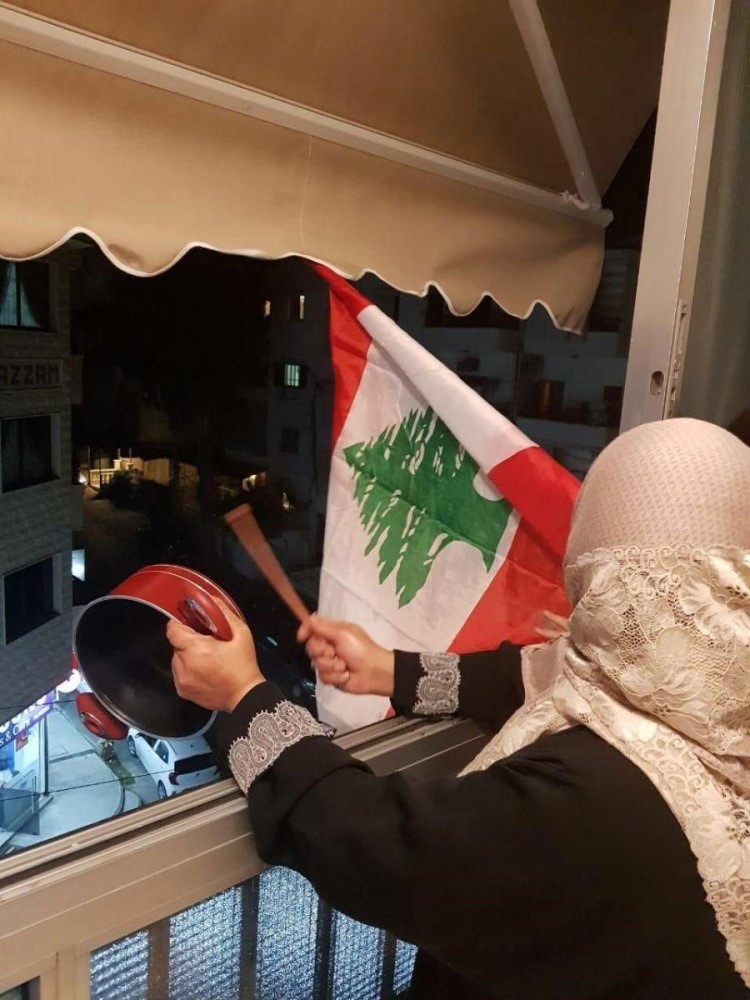 اللبنانيون يواصلون احتجاجاتهم بقرع "الطناجر"