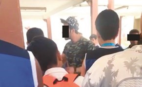 لقطة من مقطع الاعتداء على الطالب داخل المدرسة﻿