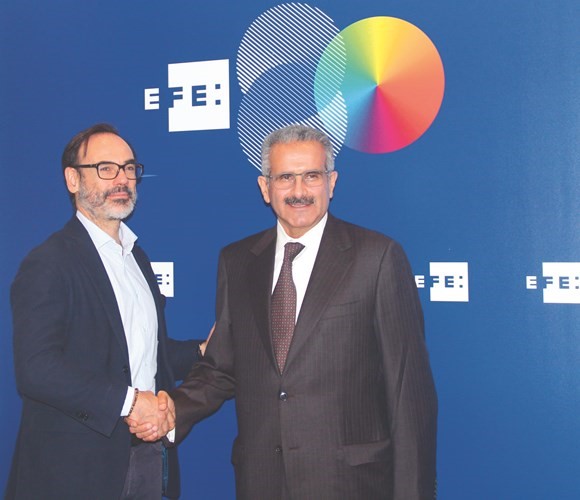 الشيخ مبارك الدعيج مصافحا رئيس وكالة الأنباء الإسبانية فيرناندو غاريا ﻿