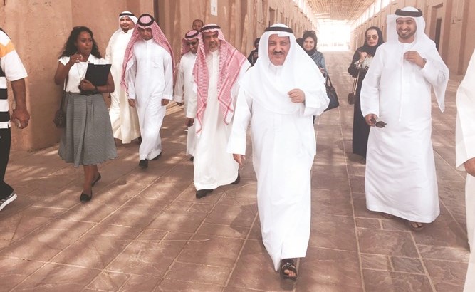 محمد شرار مع أشقائه أبناء الخليج في جولة بالقرية التراثية خلال الموسم السابق﻿