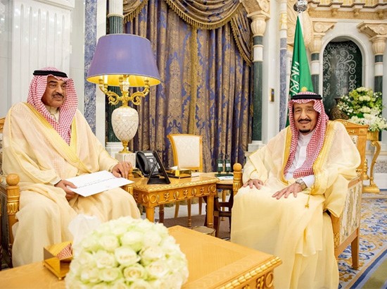 مبعوث الأمير الشيخ صباح الخالد يسلم خادم الحرمين الشريفين الملك سلمان بن عبد العزيز رسالة خطية من صاحب السمو 
