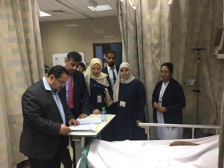 الرفاعي يطمئن إلى صحة ممرضي شركة النفط الذين تعرضوا لحادث انقلاب حافلتهم