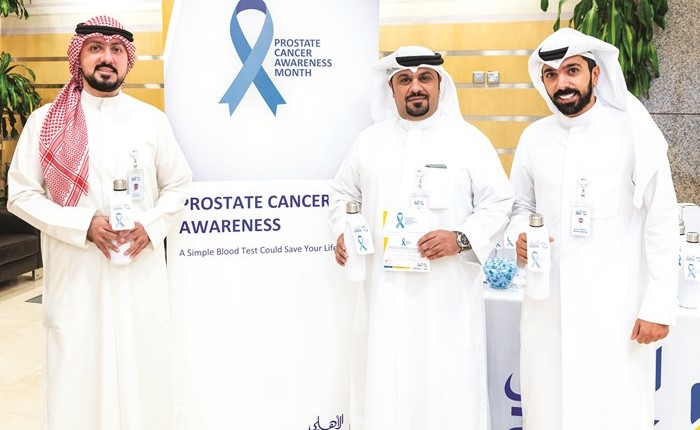 موظفو البنك أثناء حملة التوعية بسرطان البروستاتا﻿