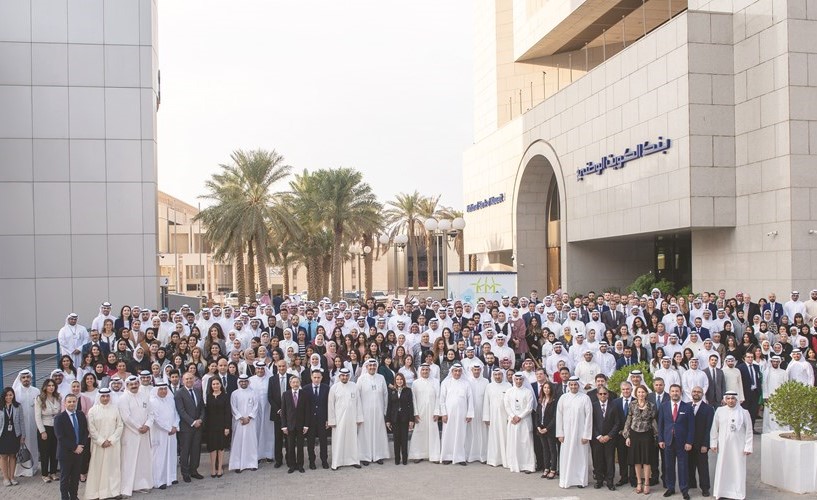 صورة جماعية لفريق عمل الوطني﻿