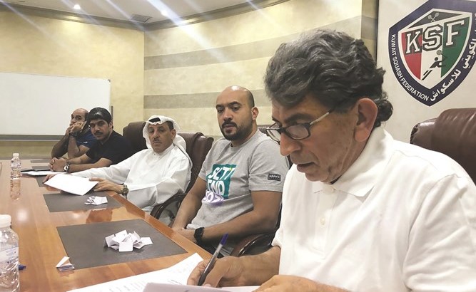 عبدالهادي العريان خلال اجراء القرعة بحضور ممثلي الاندية ﻿