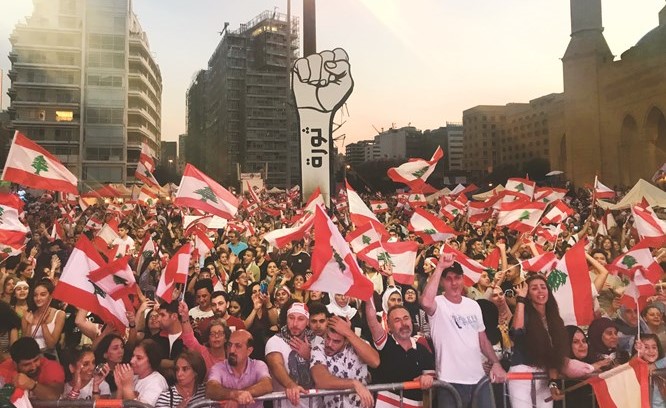 محتجون لبنانيون يحتشدون في ساحة الشهداء وسط بيروت	(محمود الطويل و أ.ف.پ)﻿