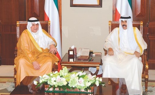 سمو ولي العهد الشيخ نواف الأحمد مستقبلا نائب رئيس الوزراء ووزير الداخلية الشيخ خالد الجراح﻿