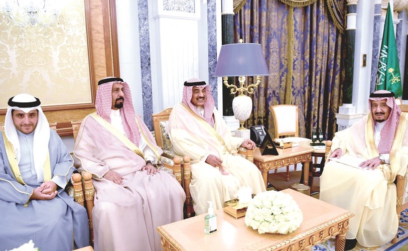 خادم الحرمين الشريفين الملك سلمان بن عبدالعزيز آل سعود مستقبلا الشيخ صباح الخالد  ﻿﻿والشيخ علي الخالد والشيخ د.أحمد ناصر المحمد ﻿