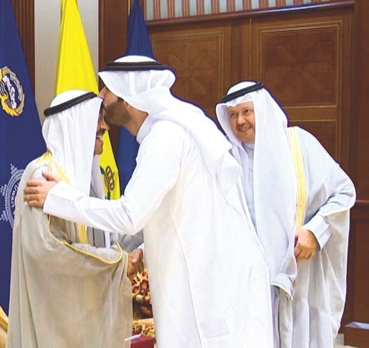 قبلة على رأس صاحب السمو الأمير الشيخ صباح الأحمد من حجاب الهاجري ﻿