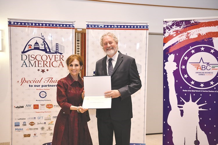 تكريم American International College تتسلمه رئيسة الكلية ماريا كراميت﻿