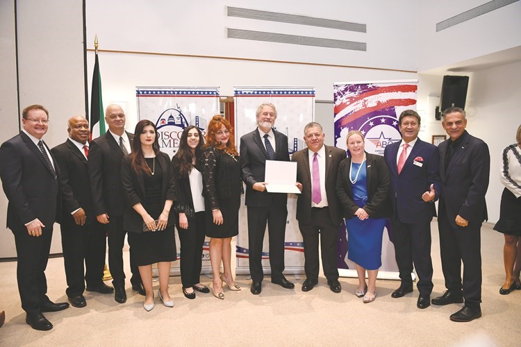 تكريم المركز الاستشاري الأميركي للتجارة في الكويت يتسلمه الرئيس أوسوالدو رويدا﻿