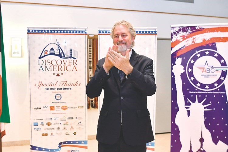 القائم بالأعمال في السفارة الأميركية لاري ميموت وسعادة بنجاح المهرجان﻿