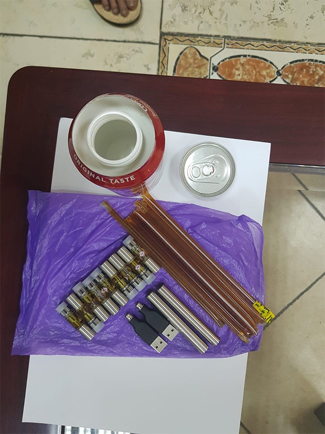ضبط طرد مشروبات غازية اميركي ملغم بانبولات وانابيب وسجائر إلكترونية ماريغوانا في المطار
